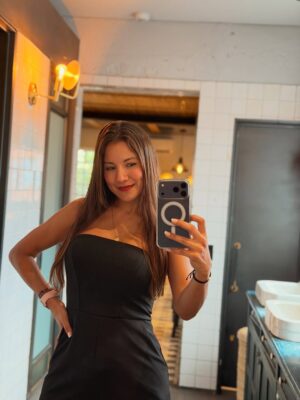 Caterin Escobar Instagram - Hoy empiezo un año más de vida y solo me puedo sentir muy afortunada de tener tanto amor. 
Un feliz cumpleaños  para mi 🥳💃🏻
Gracias Vida. Gracias Dios por tanto 🙏🏼