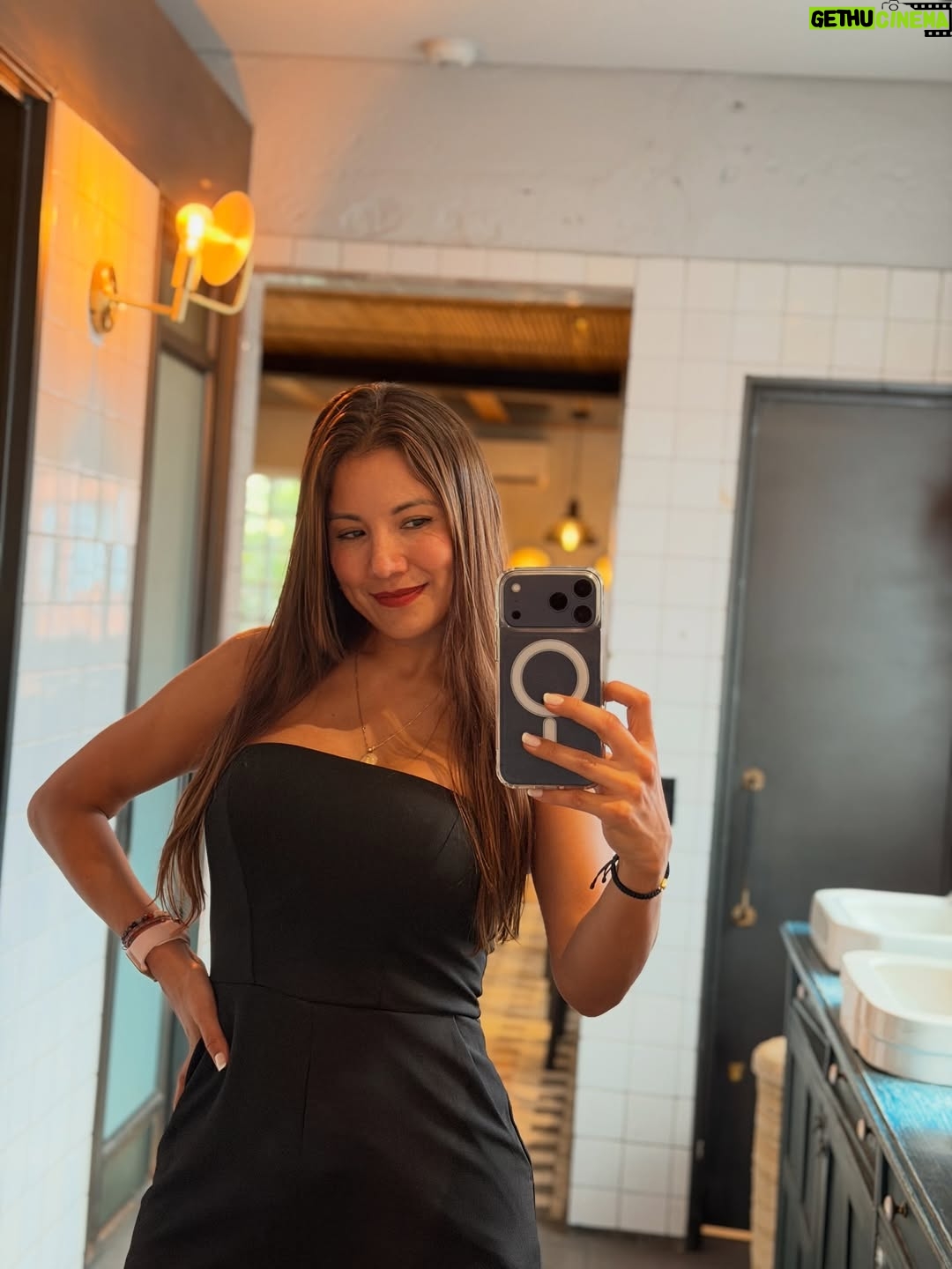 Caterin Escobar - 198.4K Likes - Hoy empiezo un año más de vida y solo me puedo sentir muy afortunada de tener tanto amor. 
Un feliz cumpleaños  para mi 🥳💃🏻
Gracias Vida. Gracias Dios por tanto 🙏🏼