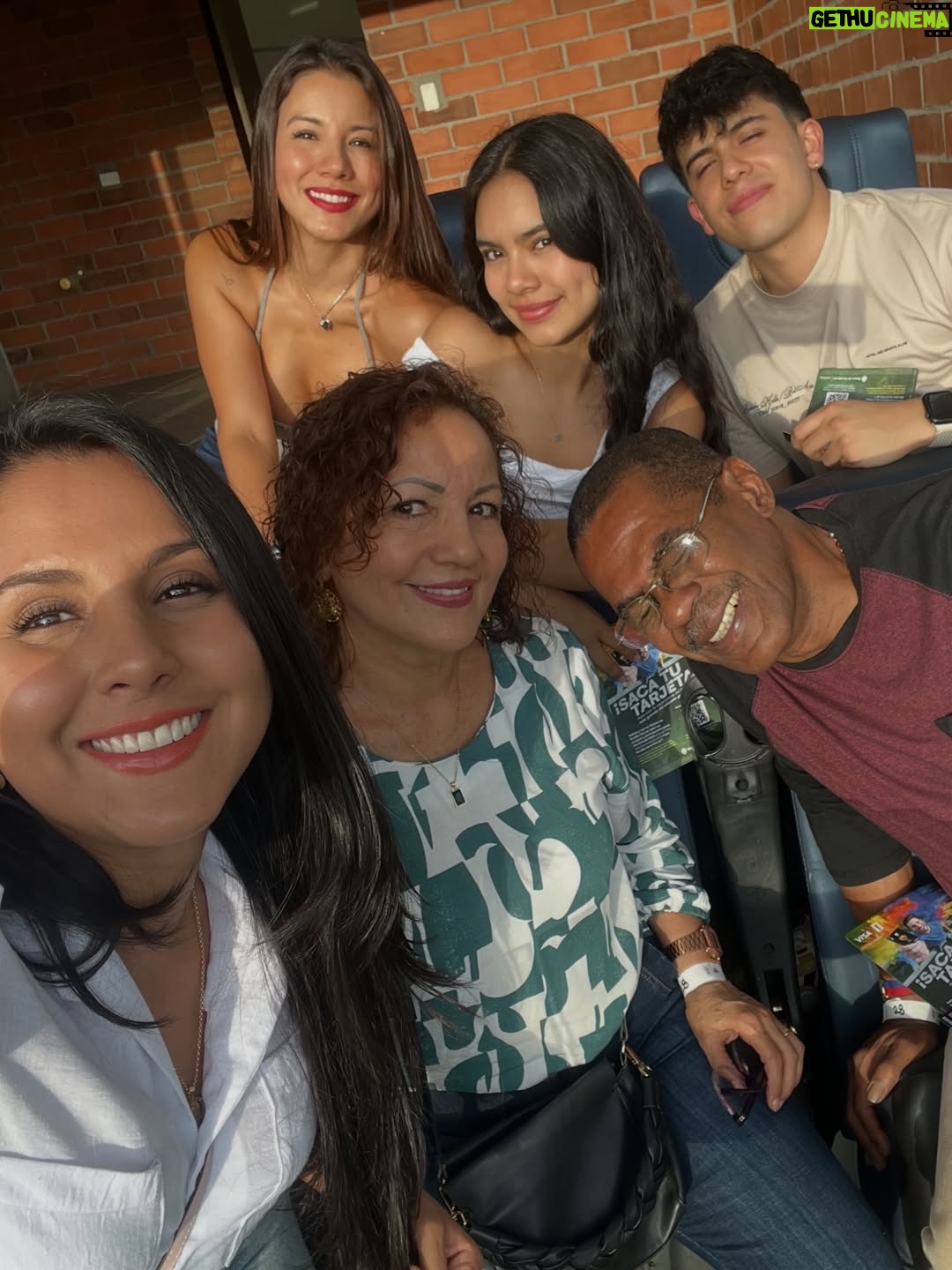 Caterin Escobar - 120.1K Likes - Feliz de estar en el Pascual Guerrero viendo leyendas en la cancha. ❤️❤️❤️
Cali ✨