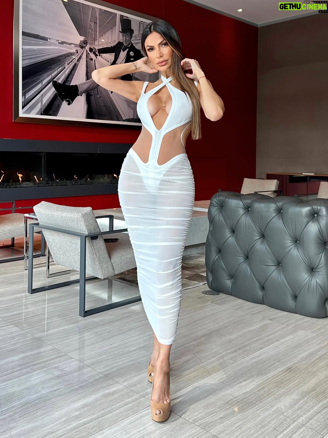 Caterina Valentino - 19.8K Likes - 🖤 or 🤍⁉️ @jessica__bara 
Cuál para un 𝕄𝕀𝔸𝕄𝕀 Pool Christmas Party 🌊 ☀️🏝️🎅🏻🎄?

𝐇𝐚𝐩𝐩𝐲 𝐥𝐚𝐬𝐭 𝐒𝐚𝐭𝐮𝐫𝐝𝐚𝐲 𝐎𝐟 𝐓𝐡𝐢𝐬 𝟐𝟎𝟐𝟓 💫
Último sábado del año 2025 
𝐋𝐎𝐕𝐄 𝐘𝐎𝐔 𝐦𝐲 𝐕𝐈𝐏𝐒✨

PS: Voy sin tacones ❌👠 esos eran pa la foto para no verme chiquita 🤣😂 ya me pongo las ✅🩴 

#Ootd #moda #fashion #xmass