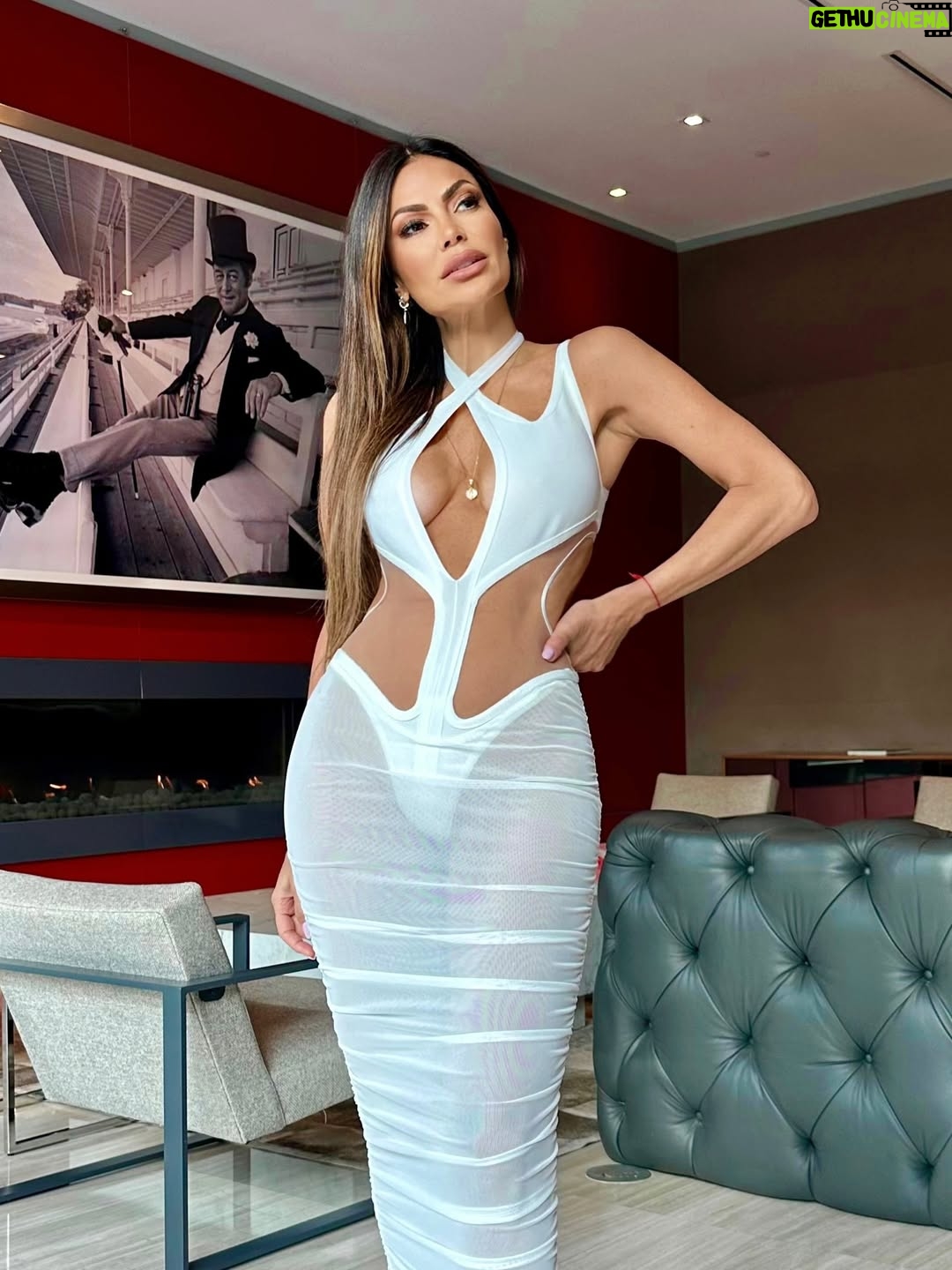 Caterina Valentino - 19.8K Likes - 🖤 or 🤍⁉️ @jessica__bara 
Cuál para un 𝕄𝕀𝔸𝕄𝕀 Pool Christmas Party 🌊 ☀️🏝️🎅🏻🎄?

𝐇𝐚𝐩𝐩𝐲 𝐥𝐚𝐬𝐭 𝐒𝐚𝐭𝐮𝐫𝐝𝐚𝐲 𝐎𝐟 𝐓𝐡𝐢𝐬 𝟐𝟎𝟐𝟓 💫
Último sábado del año 2025 
𝐋𝐎𝐕𝐄 𝐘𝐎𝐔 𝐦𝐲 𝐕𝐈𝐏𝐒✨

PS: Voy sin tacones ❌👠 esos eran pa la foto para no verme chiquita 🤣😂 ya me pongo las ✅🩴 

#Ootd #moda #fashion #xmass