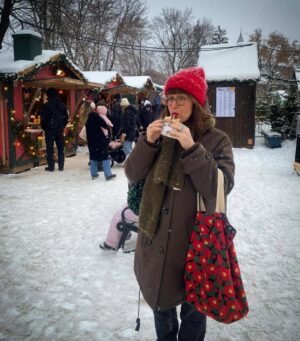 Catherine Ethier Instagram - Un hot-suisse (no soucisse, just FONDUE) au marché de Noël de Longueuil avec ma belle amie @gen_chignon_urbain (artiste derrière les splendeurs de ma rousse chevelure), a very Hallmark experience ♥️🥖🧀🎄