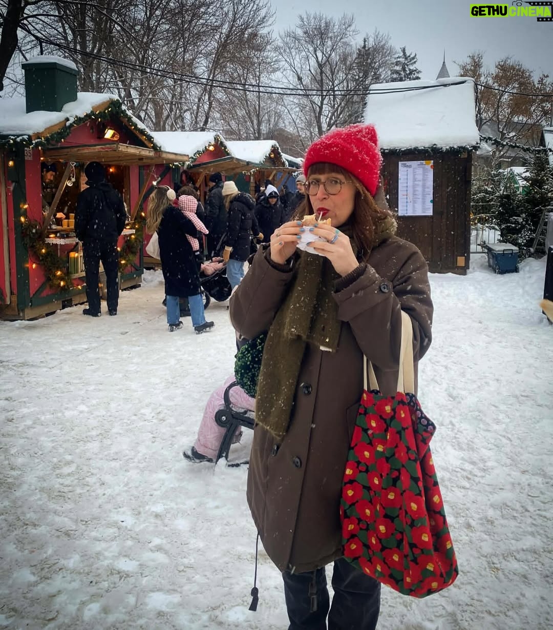 Catherine Ethier - 1.5K Likes - Un hot-suisse (no soucisse, just FONDUE) au marché de Noël de Longueuil avec ma belle amie @gen_chignon_urbain (artiste derrière les splendeurs de ma rousse chevelure), a very Hallmark experience ♥️🥖🧀🎄