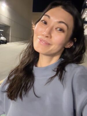 Catherine Haena Kim Instagram - Plot twist: Calling Fox Studios home for a little while 🎬✨

*you know I found the NY streets 😜

#thanksgivingeve #onset #littlekiddreamstuff