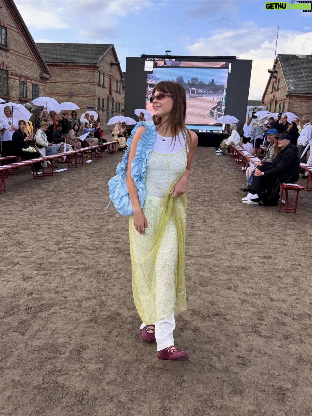 Catherine St-Laurent - 2K Likes - 1 year in looks (je m’ennuie de mon toupet, je le recoupe? 👀)