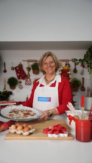 Cátia Goarmon Instagram - O Natal começa nas pequenas tradições e cá em casa... na cozinha! Hoje trago-vos uma receita de bolachas de Natal que promete pôr toda a família a cozinhar. Fáceis, rápidas e com aquele toque especial que só a magia do Natal tem!

Ingredientes:

•⁠ ⁠500 g de farinha de trigo
•⁠ ⁠250 g de açúcar amarelo
•⁠ ⁠250 g de manteiga à temperatura ambiente
•⁠ ⁠1 ovo
•⁠ ⁠1 colher de chá de gengibre
•⁠ ⁠1 colher de chá de canela
•⁠ ⁠1 colher de chá de flor de sal
•⁠ ⁠1 colher de chá de essência de baunilha


Modo de preparação:

Coloca todos os ingredientes numa taça e misture bem até obter uma massa homogénea.
Divide a massa em duas partes. Coloca cada metade entre duas folhas de papel vegetal e estica com o rolo até atingir cerca de 5 mm de espessura. Leva ao frigorífico durante 1 hora.
Retira a massa do frio e usa os cortantes de Natal da @pepco.pt para criar as bolachinhas.
Pré-aquece o forno a 160 °C. Coloca as bolachas num tabuleiro forrado com papel vegetal e leve ao forno durante 15 minutos.
Deixa arrefecer no tabuleiro até ficarem firme!
Por último, usa chocolate derretido, glacê, frutos secos ou açúcar em pó para decorar!

Agora é a vossa vez: preparem as bolachas com os utensílios mais giros (e que são da @pepco.pt!) e partilhem o resultado. Quero ver quem consegue resistir ao cheirinho a sair do forno! 

Votos de um Feliz Natal são os meus desejos e da @Pepco.pt 🍪💙 ✨

#pepco #pepcoportugal #natal #comoeudesejo #xmas #pepcocontigo #preçosbaixos