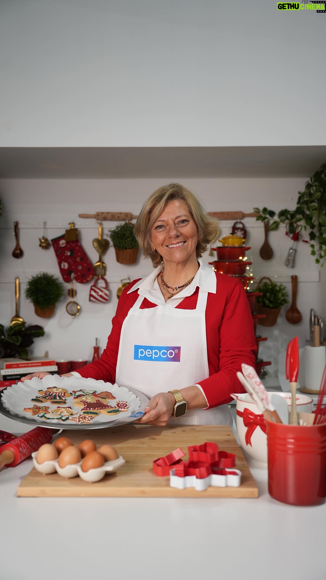 Cátia Goarmon - 5.3K Likes - O Natal começa nas pequenas tradições e cá em casa... na cozinha! Hoje trago-vos uma receita de bolachas de Natal que promete pôr toda a família a cozinhar. Fáceis, rápidas e com aquele toque especial que só a magia do Natal tem!

Ingredientes:

•⁠ ⁠500 g de farinha de trigo
•⁠ ⁠250 g de açúcar amarelo
•⁠ ⁠250 g de manteiga à temperatura ambiente
•⁠ ⁠1 ovo
•⁠ ⁠1 colher de chá de gengibre
•⁠ ⁠1 colher de chá de canela
•⁠ ⁠1 colher de chá de flor de sal
•⁠ ⁠1 colher de chá de essência de baunilha


Modo de preparação:

Coloca todos os ingredientes numa taça e misture bem até obter uma massa homogénea.
Divide a massa em duas partes. Coloca cada metade entre duas folhas de papel vegetal e estica com o rolo até atingir cerca de 5 mm de espessura. Leva ao frigorífico durante 1 hora.
Retira a massa do frio e usa os cortantes de Natal da @pepco.pt para criar as bolachinhas.
Pré-aquece o forno a 160 °C. Coloca as bolachas num tabuleiro forrado com papel vegetal e leve ao forno durante 15 minutos.
Deixa arrefecer no tabuleiro até ficarem firme!
Por último, usa chocolate derretido, glacê, frutos secos ou açúcar em pó para decorar!

Agora é a vossa vez: preparem as bolachas com os utensílios mais giros (e que são da @pepco.pt!) e partilhem o resultado. Quero ver quem consegue resistir ao cheirinho a sair do forno! 

Votos de um Feliz Natal são os meus desejos e da @Pepco.pt 🍪💙 ✨

#pepco #pepcoportugal #natal #comoeudesejo #xmas #pepcocontigo #preçosbaixos