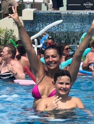 Cecilia Galliano Instagram - Eres una bendición  enorme en mi vida @santiagorulligalliano eres de corazón noble , tierno , con valores claros y ese cariño tan especial que siempre me regalas hacen que mi vida sea completa … me encanta verte reir , hacer tus chistes ocurrentes que luches por lo que amas y disfrutes el básquetbol con tanta pasión, disciplina y constancia . 
Naciste un 15 de enero 2010 y eras un angelito pequeño hoy con tu 1.99 de altura no entra el corazón enorme que tienes . Estoy orgullosa de ti en lo que vas convirtiendo … nunca dejarás de ser mi niño pequeño .
Que todo lo que sueñas el universo te lo entregue 🙏 por el gran amor que tienes ! Siempre estaremos en el mismo barco , te acompañaré siempre a cada paso que des y nos seguiremos divirtiendo en este camino ♥️♥️♥️ feliz cumpleaños Mi pequeño gigante !!! Te amo Mamá