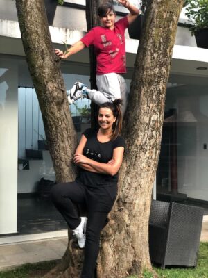 Cecilia Galliano Instagram - Eres una bendición  enorme en mi vida @santiagorulligalliano eres de corazón noble , tierno , con valores claros y ese cariño tan especial que siempre me regalas hacen que mi vida sea completa … me encanta verte reir , hacer tus chistes ocurrentes que luches por lo que amas y disfrutes el básquetbol con tanta pasión, disciplina y constancia . 
Naciste un 15 de enero 2010 y eras un angelito pequeño hoy con tu 1.99 de altura no entra el corazón enorme que tienes . Estoy orgullosa de ti en lo que vas convirtiendo … nunca dejarás de ser mi niño pequeño .
Que todo lo que sueñas el universo te lo entregue 🙏 por el gran amor que tienes ! Siempre estaremos en el mismo barco , te acompañaré siempre a cada paso que des y nos seguiremos divirtiendo en este camino ♥️♥️♥️ feliz cumpleaños Mi pequeño gigante !!! Te amo Mamá