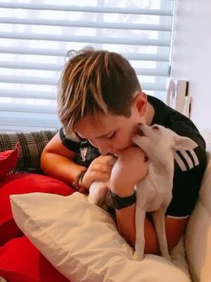 Cecilia Galliano Instagram - Eres una bendición  enorme en mi vida @santiagorulligalliano eres de corazón noble , tierno , con valores claros y ese cariño tan especial que siempre me regalas hacen que mi vida sea completa … me encanta verte reir , hacer tus chistes ocurrentes que luches por lo que amas y disfrutes el básquetbol con tanta pasión, disciplina y constancia . 
Naciste un 15 de enero 2010 y eras un angelito pequeño hoy con tu 1.99 de altura no entra el corazón enorme que tienes . Estoy orgullosa de ti en lo que vas convirtiendo … nunca dejarás de ser mi niño pequeño .
Que todo lo que sueñas el universo te lo entregue 🙏 por el gran amor que tienes ! Siempre estaremos en el mismo barco , te acompañaré siempre a cada paso que des y nos seguiremos divirtiendo en este camino ♥️♥️♥️ feliz cumpleaños Mi pequeño gigante !!! Te amo Mamá
