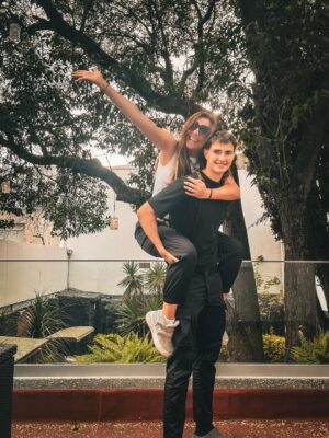 Cecilia Galliano Instagram - Eres una bendición  enorme en mi vida @santiagorulligalliano eres de corazón noble , tierno , con valores claros y ese cariño tan especial que siempre me regalas hacen que mi vida sea completa … me encanta verte reir , hacer tus chistes ocurrentes que luches por lo que amas y disfrutes el básquetbol con tanta pasión, disciplina y constancia . 
Naciste un 15 de enero 2010 y eras un angelito pequeño hoy con tu 1.99 de altura no entra el corazón enorme que tienes . Estoy orgullosa de ti en lo que vas convirtiendo … nunca dejarás de ser mi niño pequeño .
Que todo lo que sueñas el universo te lo entregue 🙏 por el gran amor que tienes ! Siempre estaremos en el mismo barco , te acompañaré siempre a cada paso que des y nos seguiremos divirtiendo en este camino ♥️♥️♥️ feliz cumpleaños Mi pequeño gigante !!! Te amo Mamá