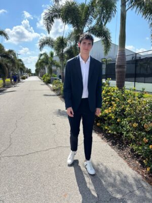 Cecilia Galliano Instagram - Eres una bendición  enorme en mi vida @santiagorulligalliano eres de corazón noble , tierno , con valores claros y ese cariño tan especial que siempre me regalas hacen que mi vida sea completa … me encanta verte reir , hacer tus chistes ocurrentes que luches por lo que amas y disfrutes el básquetbol con tanta pasión, disciplina y constancia . 
Naciste un 15 de enero 2010 y eras un angelito pequeño hoy con tu 1.99 de altura no entra el corazón enorme que tienes . Estoy orgullosa de ti en lo que vas convirtiendo … nunca dejarás de ser mi niño pequeño .
Que todo lo que sueñas el universo te lo entregue 🙏 por el gran amor que tienes ! Siempre estaremos en el mismo barco , te acompañaré siempre a cada paso que des y nos seguiremos divirtiendo en este camino ♥️♥️♥️ feliz cumpleaños Mi pequeño gigante !!! Te amo Mamá