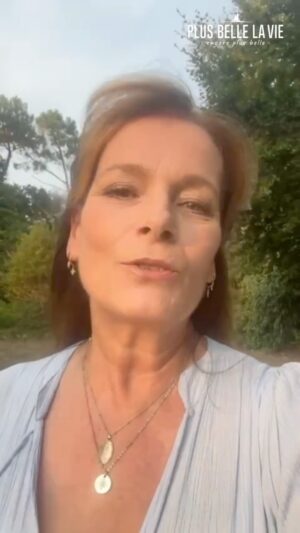Cécilia Hornus Instagram - 🧳 Dans la valise de … 🧳
Pour partir en vacances, @ceciliahornusoff nous donne 3 objets à absolument mettre dans la valise de Blanche ! ☀️
Vous validez ? 🌴 #PBLVencoreplusbelle