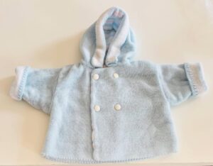 Cécilia Hornus Instagram - La surprise de tomber sur ce manteau bien rangé dans un carton et tricoté avec amour par ma maman pour la naissance de mon fils il y a 30 ans. 

L’émotion de retrouver ensuite ces photos avec mon petit garçon qui porte si bien cette merveille de délicatesse et la fierté de son papa si heureux. 

La joie douloureuse de penser à ce cadeau inestimable, à ma maman qui n’est plus à mes côtés et qui m’a tout appris. Que j’aime si fort. 🤍🤍🤍

#linetteforever  #mamaman
@azizekabouche @leokab @emmakabouche