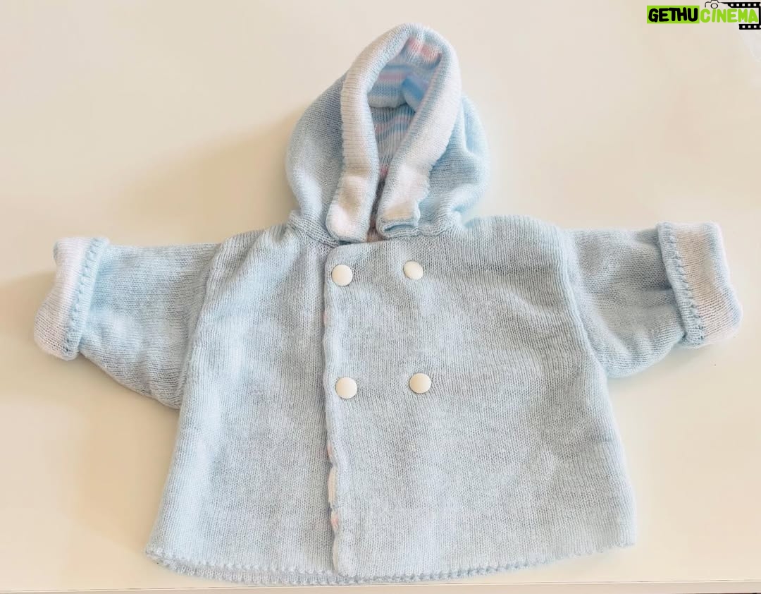 Cécilia Hornus - 1.4K Likes - La surprise de tomber sur ce manteau bien rangé dans un carton et tricoté avec amour par ma maman pour la naissance de mon fils il y a 30 ans. 

L’émotion de retrouver ensuite ces photos avec mon petit garçon qui porte si bien cette merveille de délicatesse et la fierté de son papa si heureux. 

La joie douloureuse de penser à ce cadeau inestimable, à ma maman qui n’est plus à mes côtés et qui m’a tout appris. Que j’aime si fort. 🤍🤍🤍

#linetteforever  #mamaman
@azizekabouche @leokab @emmakabouche
