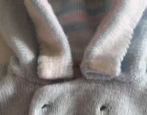 Cécilia Hornus Instagram - La surprise de tomber sur ce manteau bien rangé dans un carton et tricoté avec amour par ma maman pour la naissance de mon fils il y a 30 ans. 

L’émotion de retrouver ensuite ces photos avec mon petit garçon qui porte si bien cette merveille de délicatesse et la fierté de son papa si heureux. 

La joie douloureuse de penser à ce cadeau inestimable, à ma maman qui n’est plus à mes côtés et qui m’a tout appris. Que j’aime si fort. 🤍🤍🤍

#linetteforever  #mamaman
@azizekabouche @leokab @emmakabouche