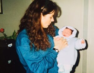 Cécilia Hornus Instagram - La surprise de tomber sur ce manteau bien rangé dans un carton et tricoté avec amour par ma maman pour la naissance de mon fils il y a 30 ans. 

L’émotion de retrouver ensuite ces photos avec mon petit garçon qui porte si bien cette merveille de délicatesse et la fierté de son papa si heureux. 

La joie douloureuse de penser à ce cadeau inestimable, à ma maman qui n’est plus à mes côtés et qui m’a tout appris. Que j’aime si fort. 🤍🤍🤍

#linetteforever  #mamaman
@azizekabouche @leokab @emmakabouche