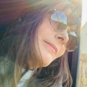 Cécilia Hornus Instagram - Je viens d’achever la dernière intrigue qui concerne le personnage de Blanche que j’incarne pour la série @pblvofficiel.

J’ai eu à cette occasion l’honneur de défendre un sujet sensible, d’actualité, puisqu’il est au cœur des débats de notre société. 

La fin de vie, le suicide assisté, sont autant de thèmes majeurs sur lesquels nous devons nous pencher, réfléchir. 

Notre feuilleton, une fois de plus, aborde ces questions essentielles au travers de mon personnage, et en compagnie de mes partenaires de jeu @davidbrecourtofficiel , @agathe_delaboulaye, @laurentkerusore @annedecisoff. 

Tant de voyages en train qui m’ont permis de réfléchir et travailler des séquences d’une force incroyable. 

Merci à @fmounch et @larocheposay dont les produits soulagent ma peau dans ces périodes de tournage intenses, et à @swcoloriste pour @le_studio_coloriste qui veille aux raccords couleur pour la coiffure de de mon personnage. 

Un grand merci également aux auteurs pour leur confiance toujours renouvelée et à la coach @sdlr65 qui m’a particulièrement accompagnée sur cette arche délicate et puissante. 

J’espère que vous serez touchés par cette histoire qui met en jeu de l’amour, de la tolérance, de l’empathie, de la réflexion, du courage, de l’abnégation, et de la resilience. Et tant d’émotion à voir sur @tf1 @tf1plus et @tfxtv. 

A bientôt pour de nouvelles aventures. 
Passez un très bel été. 

#pblvofficiel #intrigue
#blanchemarci #sujetdesociete