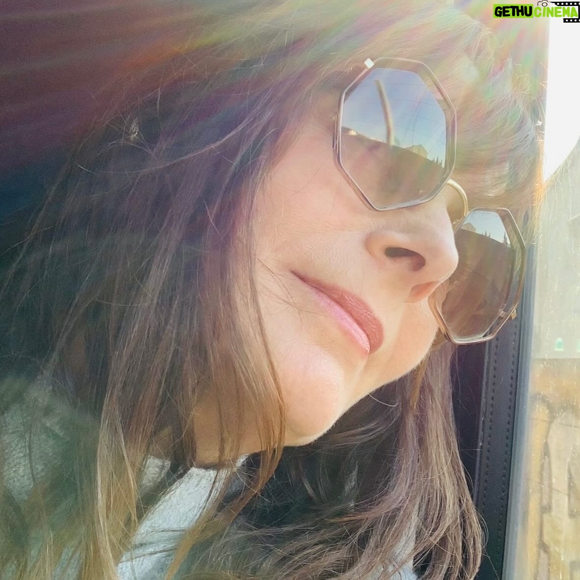 Cécilia Hornus - 1.2K Likes - Je viens d’achever la dernière intrigue qui concerne le personnage de Blanche que j’incarne pour la série @pblvofficiel.

J’ai eu à cette occasion l’honneur de défendre un sujet sensible, d’actualité, puisqu’il est au cœur des débats de notre société. 

La fin de vie, le suicide assisté, sont autant de thèmes majeurs sur lesquels nous devons nous pencher, réfléchir. 

Notre feuilleton, une fois de plus, aborde ces questions essentielles au travers de mon personnage, et en compagnie de mes partenaires de jeu @davidbrecourtofficiel , @agathe_delaboulaye, @laurentkerusore @annedecisoff. 

Tant de voyages en train qui m’ont permis de réfléchir et travailler des séquences d’une force incroyable. 

Merci à @fmounch et @larocheposay dont les produits soulagent ma peau dans ces périodes de tournage intenses, et à @swcoloriste pour @le_studio_coloriste qui veille aux raccords couleur pour la coiffure de de mon personnage. 

Un grand merci également aux auteurs pour leur confiance toujours renouvelée et à la coach @sdlr65 qui m’a particulièrement accompagnée sur cette arche délicate et puissante. 

J’espère que vous serez touchés par cette histoire qui met en jeu de l’amour, de la tolérance, de l’empathie, de la réflexion, du courage, de l’abnégation, et de la resilience. Et tant d’émotion à voir sur @tf1 @tf1plus et @tfxtv. 

A bientôt pour de nouvelles aventures. 
Passez un très bel été. 

#pblvofficiel #intrigue
#blanchemarci #sujetdesociete