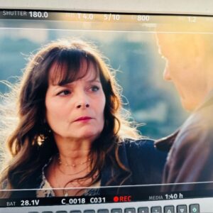 Cécilia Hornus Instagram - Je viens d’achever la dernière intrigue qui concerne le personnage de Blanche que j’incarne pour la série @pblvofficiel.

J’ai eu à cette occasion l’honneur de défendre un sujet sensible, d’actualité, puisqu’il est au cœur des débats de notre société. 

La fin de vie, le suicide assisté, sont autant de thèmes majeurs sur lesquels nous devons nous pencher, réfléchir. 

Notre feuilleton, une fois de plus, aborde ces questions essentielles au travers de mon personnage, et en compagnie de mes partenaires de jeu @davidbrecourtofficiel , @agathe_delaboulaye, @laurentkerusore @annedecisoff. 

Tant de voyages en train qui m’ont permis de réfléchir et travailler des séquences d’une force incroyable. 

Merci à @fmounch et @larocheposay dont les produits soulagent ma peau dans ces périodes de tournage intenses, et à @swcoloriste pour @le_studio_coloriste qui veille aux raccords couleur pour la coiffure de de mon personnage. 

Un grand merci également aux auteurs pour leur confiance toujours renouvelée et à la coach @sdlr65 qui m’a particulièrement accompagnée sur cette arche délicate et puissante. 

J’espère que vous serez touchés par cette histoire qui met en jeu de l’amour, de la tolérance, de l’empathie, de la réflexion, du courage, de l’abnégation, et de la resilience. Et tant d’émotion à voir sur @tf1 @tf1plus et @tfxtv. 

A bientôt pour de nouvelles aventures. 
Passez un très bel été. 

#pblvofficiel #intrigue
#blanchemarci #sujetdesociete