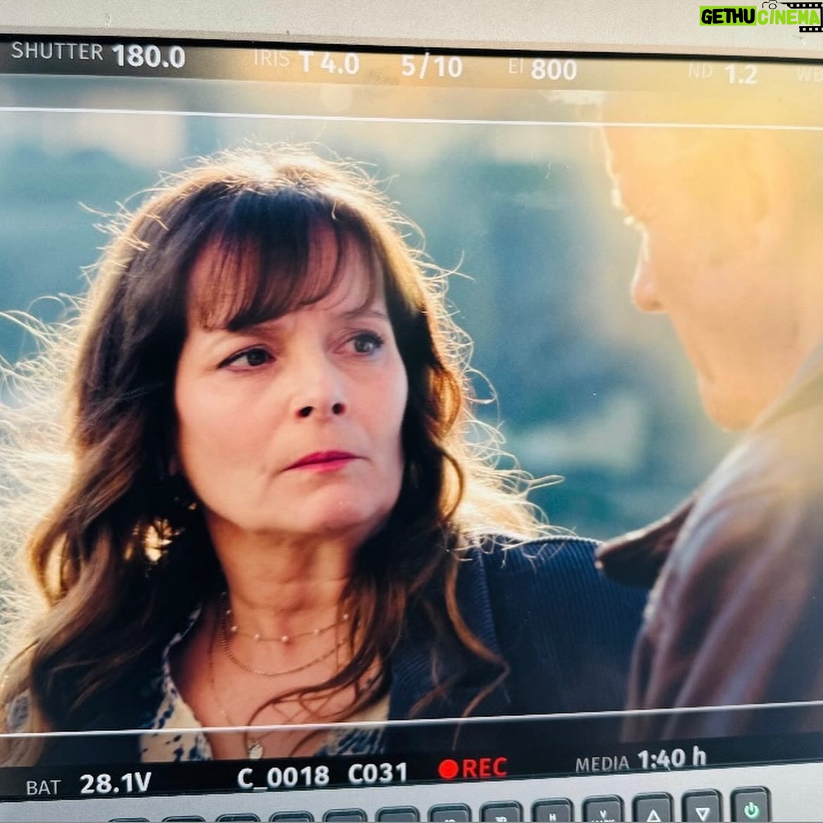 Cécilia Hornus - 1.2K Likes - Je viens d’achever la dernière intrigue qui concerne le personnage de Blanche que j’incarne pour la série @pblvofficiel.

J’ai eu à cette occasion l’honneur de défendre un sujet sensible, d’actualité, puisqu’il est au cœur des débats de notre société. 

La fin de vie, le suicide assisté, sont autant de thèmes majeurs sur lesquels nous devons nous pencher, réfléchir. 

Notre feuilleton, une fois de plus, aborde ces questions essentielles au travers de mon personnage, et en compagnie de mes partenaires de jeu @davidbrecourtofficiel , @agathe_delaboulaye, @laurentkerusore @annedecisoff. 

Tant de voyages en train qui m’ont permis de réfléchir et travailler des séquences d’une force incroyable. 

Merci à @fmounch et @larocheposay dont les produits soulagent ma peau dans ces périodes de tournage intenses, et à @swcoloriste pour @le_studio_coloriste qui veille aux raccords couleur pour la coiffure de de mon personnage. 

Un grand merci également aux auteurs pour leur confiance toujours renouvelée et à la coach @sdlr65 qui m’a particulièrement accompagnée sur cette arche délicate et puissante. 

J’espère que vous serez touchés par cette histoire qui met en jeu de l’amour, de la tolérance, de l’empathie, de la réflexion, du courage, de l’abnégation, et de la resilience. Et tant d’émotion à voir sur @tf1 @tf1plus et @tfxtv. 

A bientôt pour de nouvelles aventures. 
Passez un très bel été. 

#pblvofficiel #intrigue
#blanchemarci #sujetdesociete