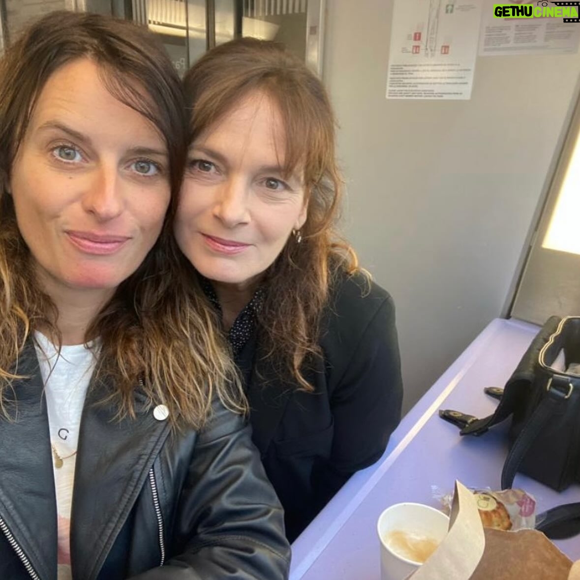 Cécilia Hornus - 1.2K Likes - Je viens d’achever la dernière intrigue qui concerne le personnage de Blanche que j’incarne pour la série @pblvofficiel.

J’ai eu à cette occasion l’honneur de défendre un sujet sensible, d’actualité, puisqu’il est au cœur des débats de notre société. 

La fin de vie, le suicide assisté, sont autant de thèmes majeurs sur lesquels nous devons nous pencher, réfléchir. 

Notre feuilleton, une fois de plus, aborde ces questions essentielles au travers de mon personnage, et en compagnie de mes partenaires de jeu @davidbrecourtofficiel , @agathe_delaboulaye, @laurentkerusore @annedecisoff. 

Tant de voyages en train qui m’ont permis de réfléchir et travailler des séquences d’une force incroyable. 

Merci à @fmounch et @larocheposay dont les produits soulagent ma peau dans ces périodes de tournage intenses, et à @swcoloriste pour @le_studio_coloriste qui veille aux raccords couleur pour la coiffure de de mon personnage. 

Un grand merci également aux auteurs pour leur confiance toujours renouvelée et à la coach @sdlr65 qui m’a particulièrement accompagnée sur cette arche délicate et puissante. 

J’espère que vous serez touchés par cette histoire qui met en jeu de l’amour, de la tolérance, de l’empathie, de la réflexion, du courage, de l’abnégation, et de la resilience. Et tant d’émotion à voir sur @tf1 @tf1plus et @tfxtv. 

A bientôt pour de nouvelles aventures. 
Passez un très bel été. 

#pblvofficiel #intrigue
#blanchemarci #sujetdesociete
