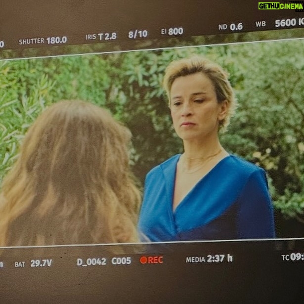 Cécilia Hornus - 1.2K Likes - Je viens d’achever la dernière intrigue qui concerne le personnage de Blanche que j’incarne pour la série @pblvofficiel.

J’ai eu à cette occasion l’honneur de défendre un sujet sensible, d’actualité, puisqu’il est au cœur des débats de notre société. 

La fin de vie, le suicide assisté, sont autant de thèmes majeurs sur lesquels nous devons nous pencher, réfléchir. 

Notre feuilleton, une fois de plus, aborde ces questions essentielles au travers de mon personnage, et en compagnie de mes partenaires de jeu @davidbrecourtofficiel , @agathe_delaboulaye, @laurentkerusore @annedecisoff. 

Tant de voyages en train qui m’ont permis de réfléchir et travailler des séquences d’une force incroyable. 

Merci à @fmounch et @larocheposay dont les produits soulagent ma peau dans ces périodes de tournage intenses, et à @swcoloriste pour @le_studio_coloriste qui veille aux raccords couleur pour la coiffure de de mon personnage. 

Un grand merci également aux auteurs pour leur confiance toujours renouvelée et à la coach @sdlr65 qui m’a particulièrement accompagnée sur cette arche délicate et puissante. 

J’espère que vous serez touchés par cette histoire qui met en jeu de l’amour, de la tolérance, de l’empathie, de la réflexion, du courage, de l’abnégation, et de la resilience. Et tant d’émotion à voir sur @tf1 @tf1plus et @tfxtv. 

A bientôt pour de nouvelles aventures. 
Passez un très bel été. 

#pblvofficiel #intrigue
#blanchemarci #sujetdesociete