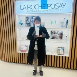 Cécilia Hornus Instagram - Je viens d’achever la dernière intrigue qui concerne le personnage de Blanche que j’incarne pour la série @pblvofficiel.

J’ai eu à cette occasion l’honneur de défendre un sujet sensible, d’actualité, puisqu’il est au cœur des débats de notre société. 

La fin de vie, le suicide assisté, sont autant de thèmes majeurs sur lesquels nous devons nous pencher, réfléchir. 

Notre feuilleton, une fois de plus, aborde ces questions essentielles au travers de mon personnage, et en compagnie de mes partenaires de jeu @davidbrecourtofficiel , @agathe_delaboulaye, @laurentkerusore @annedecisoff. 

Tant de voyages en train qui m’ont permis de réfléchir et travailler des séquences d’une force incroyable. 

Merci à @fmounch et @larocheposay dont les produits soulagent ma peau dans ces périodes de tournage intenses, et à @swcoloriste pour @le_studio_coloriste qui veille aux raccords couleur pour la coiffure de de mon personnage. 

Un grand merci également aux auteurs pour leur confiance toujours renouvelée et à la coach @sdlr65 qui m’a particulièrement accompagnée sur cette arche délicate et puissante. 

J’espère que vous serez touchés par cette histoire qui met en jeu de l’amour, de la tolérance, de l’empathie, de la réflexion, du courage, de l’abnégation, et de la resilience. Et tant d’émotion à voir sur @tf1 @tf1plus et @tfxtv. 

A bientôt pour de nouvelles aventures. 
Passez un très bel été. 

#pblvofficiel #intrigue
#blanchemarci #sujetdesociete