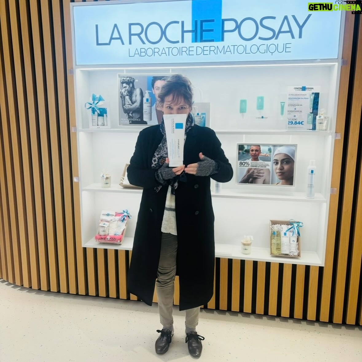 Cécilia Hornus - 1.2K Likes - Je viens d’achever la dernière intrigue qui concerne le personnage de Blanche que j’incarne pour la série @pblvofficiel.

J’ai eu à cette occasion l’honneur de défendre un sujet sensible, d’actualité, puisqu’il est au cœur des débats de notre société. 

La fin de vie, le suicide assisté, sont autant de thèmes majeurs sur lesquels nous devons nous pencher, réfléchir. 

Notre feuilleton, une fois de plus, aborde ces questions essentielles au travers de mon personnage, et en compagnie de mes partenaires de jeu @davidbrecourtofficiel , @agathe_delaboulaye, @laurentkerusore @annedecisoff. 

Tant de voyages en train qui m’ont permis de réfléchir et travailler des séquences d’une force incroyable. 

Merci à @fmounch et @larocheposay dont les produits soulagent ma peau dans ces périodes de tournage intenses, et à @swcoloriste pour @le_studio_coloriste qui veille aux raccords couleur pour la coiffure de de mon personnage. 

Un grand merci également aux auteurs pour leur confiance toujours renouvelée et à la coach @sdlr65 qui m’a particulièrement accompagnée sur cette arche délicate et puissante. 

J’espère que vous serez touchés par cette histoire qui met en jeu de l’amour, de la tolérance, de l’empathie, de la réflexion, du courage, de l’abnégation, et de la resilience. Et tant d’émotion à voir sur @tf1 @tf1plus et @tfxtv. 

A bientôt pour de nouvelles aventures. 
Passez un très bel été. 

#pblvofficiel #intrigue
#blanchemarci #sujetdesociete