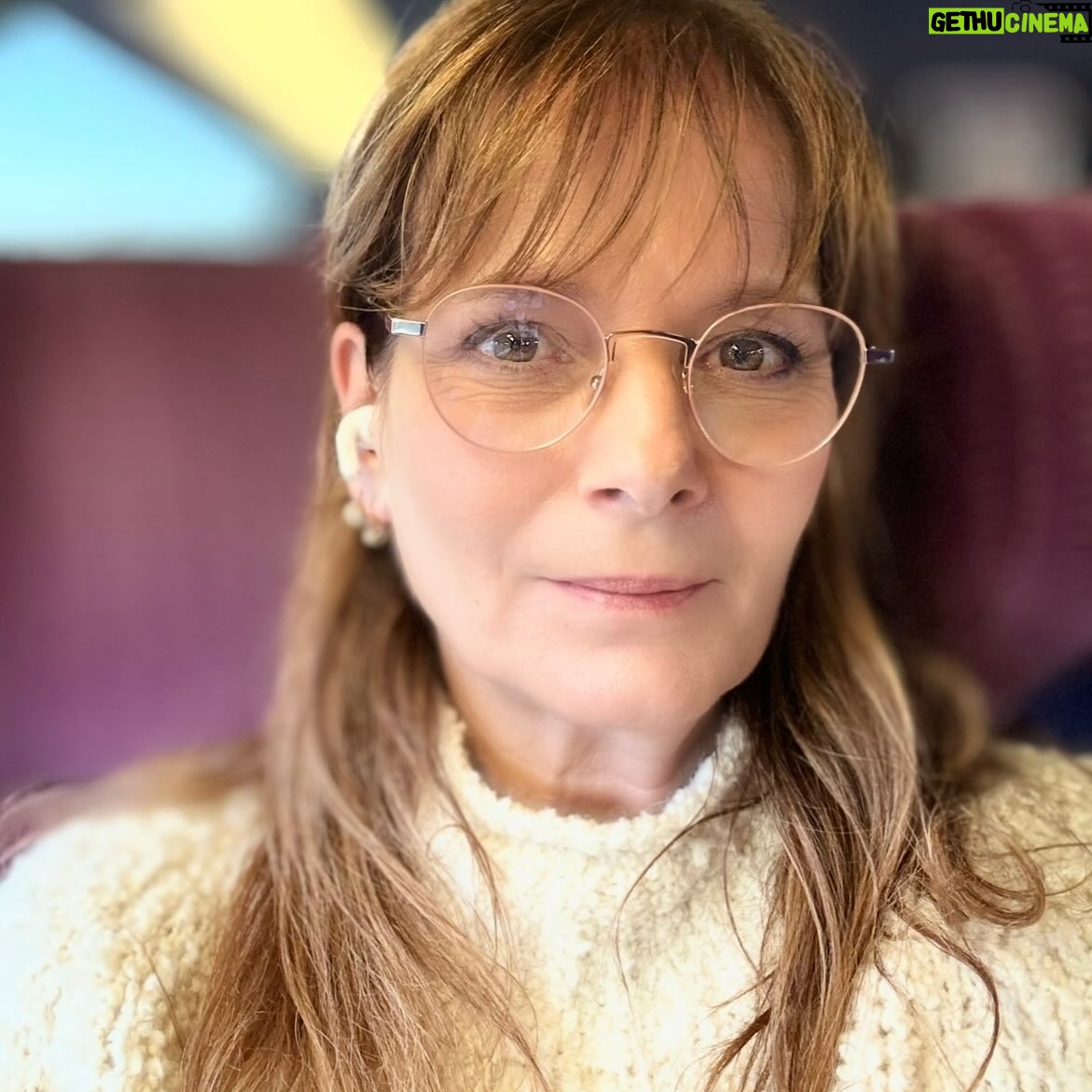 Cécilia Hornus - 1.2K Likes - Je viens d’achever la dernière intrigue qui concerne le personnage de Blanche que j’incarne pour la série @pblvofficiel.

J’ai eu à cette occasion l’honneur de défendre un sujet sensible, d’actualité, puisqu’il est au cœur des débats de notre société. 

La fin de vie, le suicide assisté, sont autant de thèmes majeurs sur lesquels nous devons nous pencher, réfléchir. 

Notre feuilleton, une fois de plus, aborde ces questions essentielles au travers de mon personnage, et en compagnie de mes partenaires de jeu @davidbrecourtofficiel , @agathe_delaboulaye, @laurentkerusore @annedecisoff. 

Tant de voyages en train qui m’ont permis de réfléchir et travailler des séquences d’une force incroyable. 

Merci à @fmounch et @larocheposay dont les produits soulagent ma peau dans ces périodes de tournage intenses, et à @swcoloriste pour @le_studio_coloriste qui veille aux raccords couleur pour la coiffure de de mon personnage. 

Un grand merci également aux auteurs pour leur confiance toujours renouvelée et à la coach @sdlr65 qui m’a particulièrement accompagnée sur cette arche délicate et puissante. 

J’espère que vous serez touchés par cette histoire qui met en jeu de l’amour, de la tolérance, de l’empathie, de la réflexion, du courage, de l’abnégation, et de la resilience. Et tant d’émotion à voir sur @tf1 @tf1plus et @tfxtv. 

A bientôt pour de nouvelles aventures. 
Passez un très bel été. 

#pblvofficiel #intrigue
#blanchemarci #sujetdesociete
