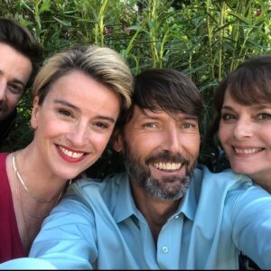 Cécilia Hornus Instagram - Je viens d’achever la dernière intrigue qui concerne le personnage de Blanche que j’incarne pour la série @pblvofficiel.

J’ai eu à cette occasion l’honneur de défendre un sujet sensible, d’actualité, puisqu’il est au cœur des débats de notre société. 

La fin de vie, le suicide assisté, sont autant de thèmes majeurs sur lesquels nous devons nous pencher, réfléchir. 

Notre feuilleton, une fois de plus, aborde ces questions essentielles au travers de mon personnage, et en compagnie de mes partenaires de jeu @davidbrecourtofficiel , @agathe_delaboulaye, @laurentkerusore @annedecisoff. 

Tant de voyages en train qui m’ont permis de réfléchir et travailler des séquences d’une force incroyable. 

Merci à @fmounch et @larocheposay dont les produits soulagent ma peau dans ces périodes de tournage intenses, et à @swcoloriste pour @le_studio_coloriste qui veille aux raccords couleur pour la coiffure de de mon personnage. 

Un grand merci également aux auteurs pour leur confiance toujours renouvelée et à la coach @sdlr65 qui m’a particulièrement accompagnée sur cette arche délicate et puissante. 

J’espère que vous serez touchés par cette histoire qui met en jeu de l’amour, de la tolérance, de l’empathie, de la réflexion, du courage, de l’abnégation, et de la resilience. Et tant d’émotion à voir sur @tf1 @tf1plus et @tfxtv. 

A bientôt pour de nouvelles aventures. 
Passez un très bel été. 

#pblvofficiel #intrigue
#blanchemarci #sujetdesociete