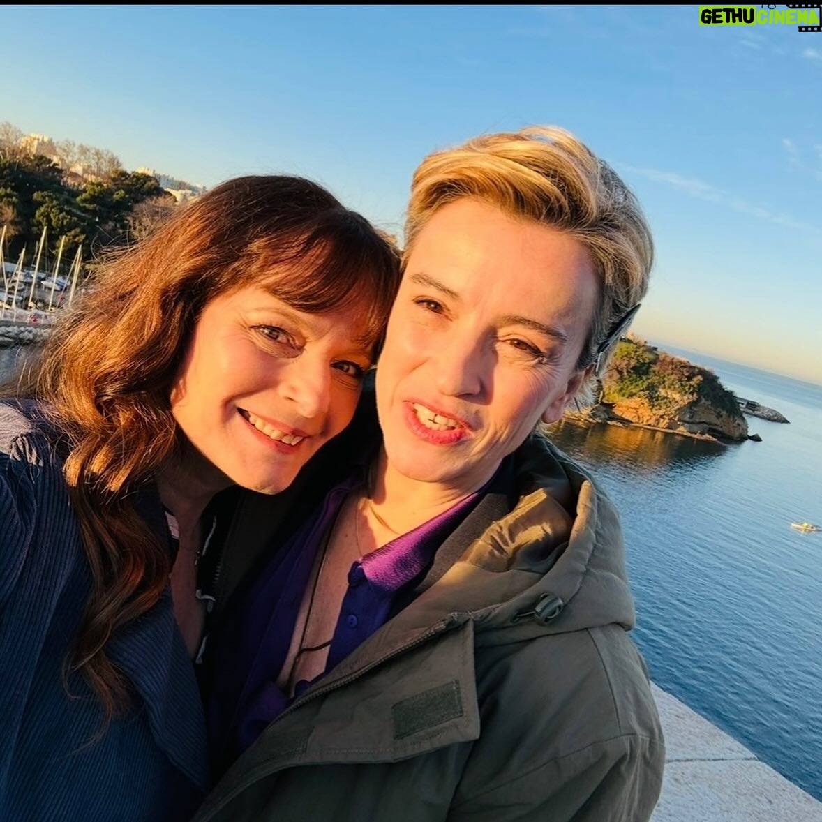 Cécilia Hornus - 1.2K Likes - Je viens d’achever la dernière intrigue qui concerne le personnage de Blanche que j’incarne pour la série @pblvofficiel.

J’ai eu à cette occasion l’honneur de défendre un sujet sensible, d’actualité, puisqu’il est au cœur des débats de notre société. 

La fin de vie, le suicide assisté, sont autant de thèmes majeurs sur lesquels nous devons nous pencher, réfléchir. 

Notre feuilleton, une fois de plus, aborde ces questions essentielles au travers de mon personnage, et en compagnie de mes partenaires de jeu @davidbrecourtofficiel , @agathe_delaboulaye, @laurentkerusore @annedecisoff. 

Tant de voyages en train qui m’ont permis de réfléchir et travailler des séquences d’une force incroyable. 

Merci à @fmounch et @larocheposay dont les produits soulagent ma peau dans ces périodes de tournage intenses, et à @swcoloriste pour @le_studio_coloriste qui veille aux raccords couleur pour la coiffure de de mon personnage. 

Un grand merci également aux auteurs pour leur confiance toujours renouvelée et à la coach @sdlr65 qui m’a particulièrement accompagnée sur cette arche délicate et puissante. 

J’espère que vous serez touchés par cette histoire qui met en jeu de l’amour, de la tolérance, de l’empathie, de la réflexion, du courage, de l’abnégation, et de la resilience. Et tant d’émotion à voir sur @tf1 @tf1plus et @tfxtv. 

A bientôt pour de nouvelles aventures. 
Passez un très bel été. 

#pblvofficiel #intrigue
#blanchemarci #sujetdesociete