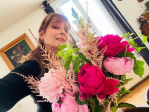 Cécilia Hornus Instagram - J’ai beaucoup de chance. 
Bonne fête à toutes les mamans. 

#lepouvoirdesfleurs 🌺
@leokab @emmakabouche 🌸