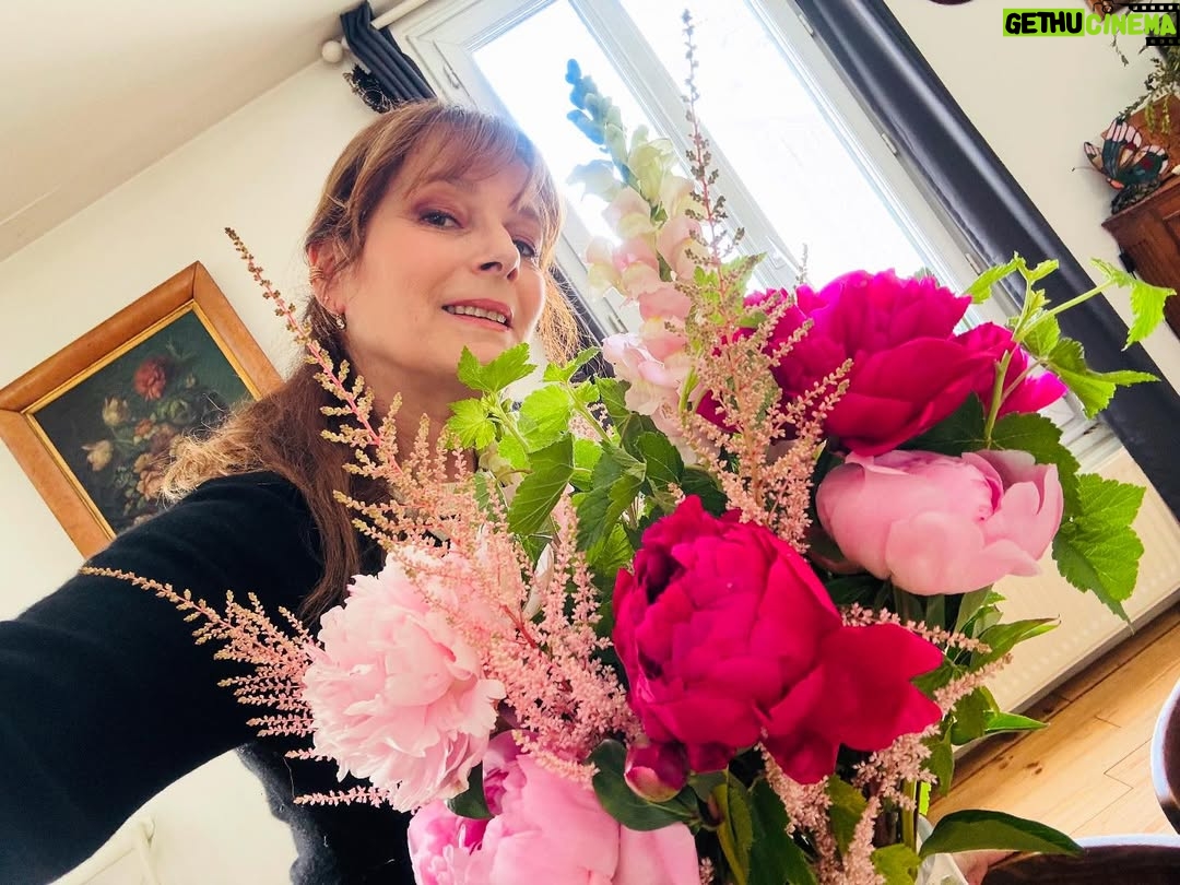 Cécilia Hornus - 1.1K Likes - J’ai beaucoup de chance. 
Bonne fête à toutes les mamans. 

#lepouvoirdesfleurs 🌺
@leokab @emmakabouche 🌸