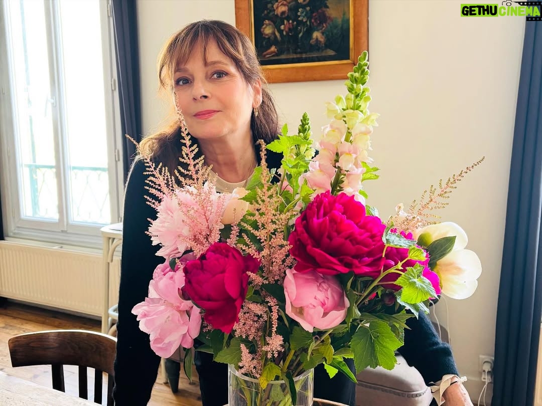 Cécilia Hornus - 1.1K Likes - J’ai beaucoup de chance. 
Bonne fête à toutes les mamans. 

#lepouvoirdesfleurs 🌺
@leokab @emmakabouche 🌸