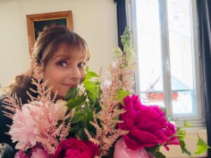 Cécilia Hornus Instagram - J’ai beaucoup de chance. 
Bonne fête à toutes les mamans. 

#lepouvoirdesfleurs 🌺
@leokab @emmakabouche 🌸