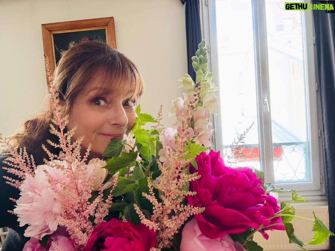 Cécilia Hornus - 1.1K Likes - J’ai beaucoup de chance. 
Bonne fête à toutes les mamans. 

#lepouvoirdesfleurs 🌺
@leokab @emmakabouche 🌸