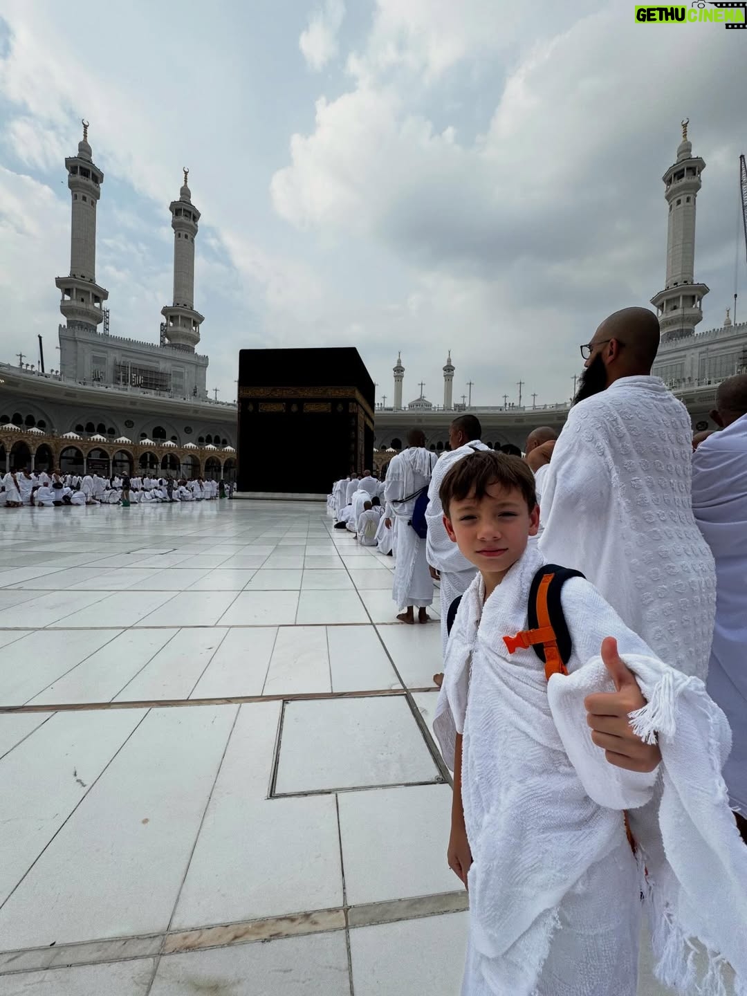 Celine Evangelista - 213.6K Likes - MasyaAllah Alhamdullillah, Di tanah yang suci ini, aku menyaksikan doa paling jujur…

Doa dari anak kecil yang baru mengenal mu Ya Rasullullah ,
Mereka baru belajar berdoa dengan mengangkat tangan nya, baru belajar menyebut nama Allah, 
tanpa tahu dunia, tanpa tahu penilaian manusia.

Ya Allah,
Aku memohon ampun atas dosa & Khilafku. 
Ajari aku terus, bimbing aku terus , Jaga imanku
jaga iman anak-anakku,
tetapkan hati mereka dalam Islam,
jadikan doa-doa kecil mereka saksi
bahwa hidayah-Mu bisa hadir sejak usia kecil.
Jika hari ini mereka masih belajar tertatih berdoa,
maka kelak jadikan mereka anak-anak
yang Engkau banggakan di langit-Mu. 🤲🏼🤍