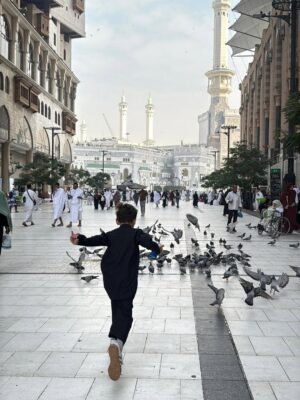 Celine Evangelista Instagram - MasyaAllah Alhamdullillah, Di tanah yang suci ini, aku menyaksikan doa paling jujur…

Doa dari anak kecil yang baru mengenal mu Ya Rasullullah ,
Mereka baru belajar berdoa dengan mengangkat tangan nya, baru belajar menyebut nama Allah, 
tanpa tahu dunia, tanpa tahu penilaian manusia.

Ya Allah,
Aku memohon ampun atas dosa & Khilafku. 
Ajari aku terus, bimbing aku terus , Jaga imanku
jaga iman anak-anakku,
tetapkan hati mereka dalam Islam,
jadikan doa-doa kecil mereka saksi
bahwa hidayah-Mu bisa hadir sejak usia kecil.
Jika hari ini mereka masih belajar tertatih berdoa,
maka kelak jadikan mereka anak-anak
yang Engkau banggakan di langit-Mu. 🤲🏼🤍