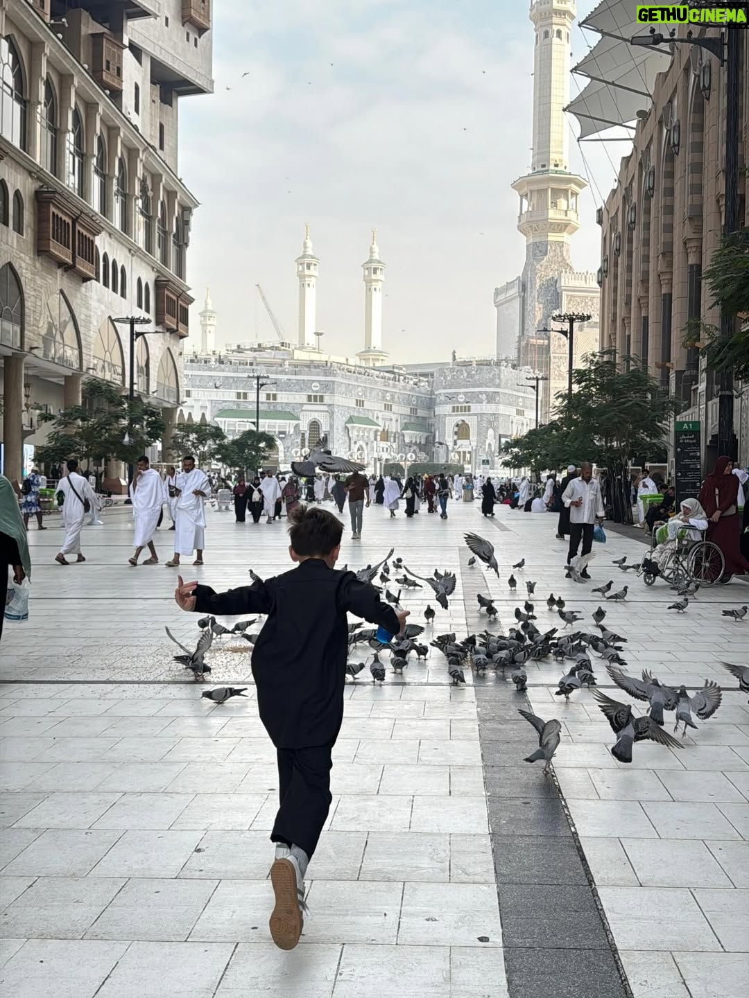 Celine Evangelista - 213.6K Likes - MasyaAllah Alhamdullillah, Di tanah yang suci ini, aku menyaksikan doa paling jujur…

Doa dari anak kecil yang baru mengenal mu Ya Rasullullah ,
Mereka baru belajar berdoa dengan mengangkat tangan nya, baru belajar menyebut nama Allah, 
tanpa tahu dunia, tanpa tahu penilaian manusia.

Ya Allah,
Aku memohon ampun atas dosa & Khilafku. 
Ajari aku terus, bimbing aku terus , Jaga imanku
jaga iman anak-anakku,
tetapkan hati mereka dalam Islam,
jadikan doa-doa kecil mereka saksi
bahwa hidayah-Mu bisa hadir sejak usia kecil.
Jika hari ini mereka masih belajar tertatih berdoa,
maka kelak jadikan mereka anak-anak
yang Engkau banggakan di langit-Mu. 🤲🏼🤍