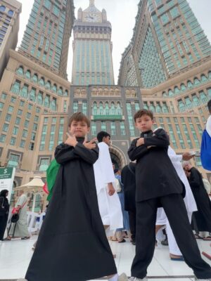 Celine Evangelista Instagram - MasyaAllah Alhamdullillah, Di tanah yang suci ini, aku menyaksikan doa paling jujur…

Doa dari anak kecil yang baru mengenal mu Ya Rasullullah ,
Mereka baru belajar berdoa dengan mengangkat tangan nya, baru belajar menyebut nama Allah, 
tanpa tahu dunia, tanpa tahu penilaian manusia.

Ya Allah,
Aku memohon ampun atas dosa & Khilafku. 
Ajari aku terus, bimbing aku terus , Jaga imanku
jaga iman anak-anakku,
tetapkan hati mereka dalam Islam,
jadikan doa-doa kecil mereka saksi
bahwa hidayah-Mu bisa hadir sejak usia kecil.
Jika hari ini mereka masih belajar tertatih berdoa,
maka kelak jadikan mereka anak-anak
yang Engkau banggakan di langit-Mu. 🤲🏼🤍