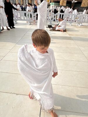 Celine Evangelista Instagram - MasyaAllah Alhamdullillah, Di tanah yang suci ini, aku menyaksikan doa paling jujur…

Doa dari anak kecil yang baru mengenal mu Ya Rasullullah ,
Mereka baru belajar berdoa dengan mengangkat tangan nya, baru belajar menyebut nama Allah, 
tanpa tahu dunia, tanpa tahu penilaian manusia.

Ya Allah,
Aku memohon ampun atas dosa & Khilafku. 
Ajari aku terus, bimbing aku terus , Jaga imanku
jaga iman anak-anakku,
tetapkan hati mereka dalam Islam,
jadikan doa-doa kecil mereka saksi
bahwa hidayah-Mu bisa hadir sejak usia kecil.
Jika hari ini mereka masih belajar tertatih berdoa,
maka kelak jadikan mereka anak-anak
yang Engkau banggakan di langit-Mu. 🤲🏼🤍