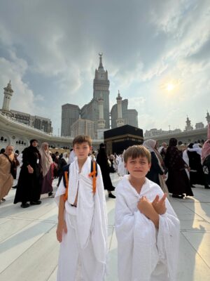 Celine Evangelista Instagram - MasyaAllah Alhamdullillah, Di tanah yang suci ini, aku menyaksikan doa paling jujur…

Doa dari anak kecil yang baru mengenal mu Ya Rasullullah ,
Mereka baru belajar berdoa dengan mengangkat tangan nya, baru belajar menyebut nama Allah, 
tanpa tahu dunia, tanpa tahu penilaian manusia.

Ya Allah,
Aku memohon ampun atas dosa & Khilafku. 
Ajari aku terus, bimbing aku terus , Jaga imanku
jaga iman anak-anakku,
tetapkan hati mereka dalam Islam,
jadikan doa-doa kecil mereka saksi
bahwa hidayah-Mu bisa hadir sejak usia kecil.
Jika hari ini mereka masih belajar tertatih berdoa,
maka kelak jadikan mereka anak-anak
yang Engkau banggakan di langit-Mu. 🤲🏼🤍