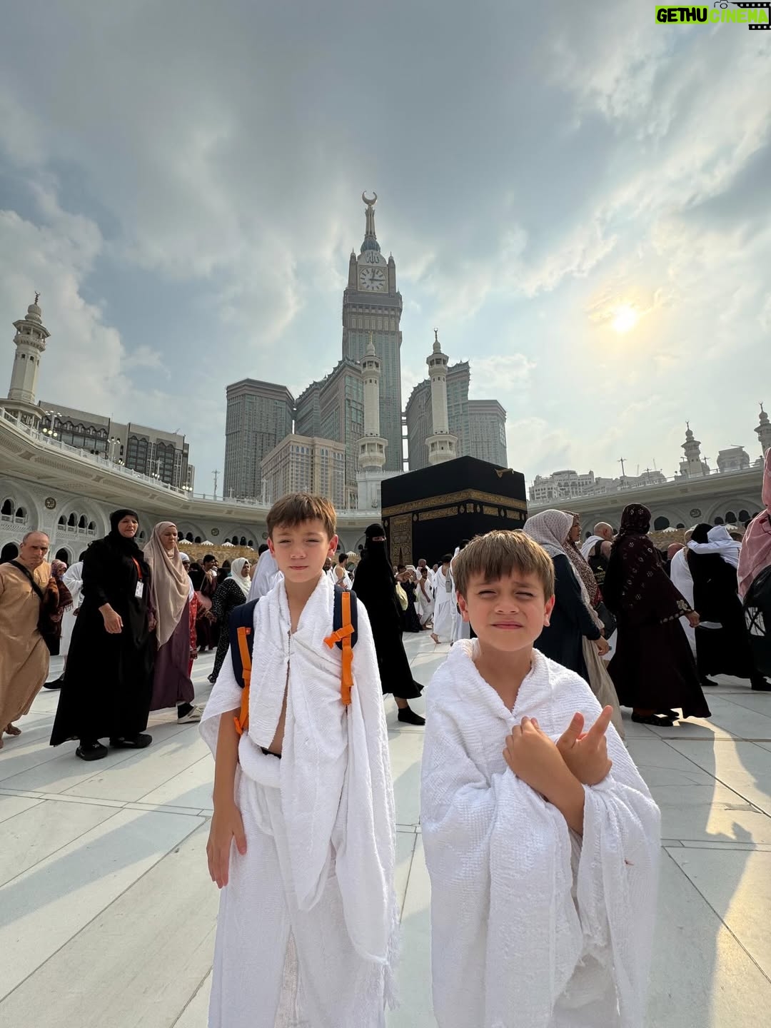 Celine Evangelista - 213.6K Likes - MasyaAllah Alhamdullillah, Di tanah yang suci ini, aku menyaksikan doa paling jujur…

Doa dari anak kecil yang baru mengenal mu Ya Rasullullah ,
Mereka baru belajar berdoa dengan mengangkat tangan nya, baru belajar menyebut nama Allah, 
tanpa tahu dunia, tanpa tahu penilaian manusia.

Ya Allah,
Aku memohon ampun atas dosa & Khilafku. 
Ajari aku terus, bimbing aku terus , Jaga imanku
jaga iman anak-anakku,
tetapkan hati mereka dalam Islam,
jadikan doa-doa kecil mereka saksi
bahwa hidayah-Mu bisa hadir sejak usia kecil.
Jika hari ini mereka masih belajar tertatih berdoa,
maka kelak jadikan mereka anak-anak
yang Engkau banggakan di langit-Mu. 🤲🏼🤍