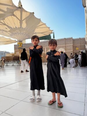 Celine Evangelista Instagram - MasyaAllah Alhamdullillah, Di tanah yang suci ini, aku menyaksikan doa paling jujur…

Doa dari anak kecil yang baru mengenal mu Ya Rasullullah ,
Mereka baru belajar berdoa dengan mengangkat tangan nya, baru belajar menyebut nama Allah, 
tanpa tahu dunia, tanpa tahu penilaian manusia.

Ya Allah,
Aku memohon ampun atas dosa & Khilafku. 
Ajari aku terus, bimbing aku terus , Jaga imanku
jaga iman anak-anakku,
tetapkan hati mereka dalam Islam,
jadikan doa-doa kecil mereka saksi
bahwa hidayah-Mu bisa hadir sejak usia kecil.
Jika hari ini mereka masih belajar tertatih berdoa,
maka kelak jadikan mereka anak-anak
yang Engkau banggakan di langit-Mu. 🤲🏼🤍