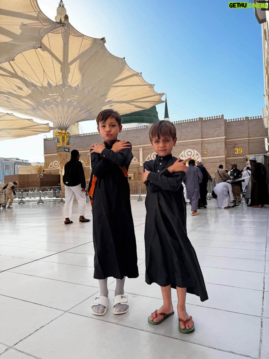 Celine Evangelista - 213.6K Likes - MasyaAllah Alhamdullillah, Di tanah yang suci ini, aku menyaksikan doa paling jujur…

Doa dari anak kecil yang baru mengenal mu Ya Rasullullah ,
Mereka baru belajar berdoa dengan mengangkat tangan nya, baru belajar menyebut nama Allah, 
tanpa tahu dunia, tanpa tahu penilaian manusia.

Ya Allah,
Aku memohon ampun atas dosa & Khilafku. 
Ajari aku terus, bimbing aku terus , Jaga imanku
jaga iman anak-anakku,
tetapkan hati mereka dalam Islam,
jadikan doa-doa kecil mereka saksi
bahwa hidayah-Mu bisa hadir sejak usia kecil.
Jika hari ini mereka masih belajar tertatih berdoa,
maka kelak jadikan mereka anak-anak
yang Engkau banggakan di langit-Mu. 🤲🏼🤍