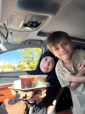 Celine Evangelista Instagram - MasyaAllah Alhamdullillah, Di tanah yang suci ini, aku menyaksikan doa paling jujur…

Doa dari anak kecil yang baru mengenal mu Ya Rasullullah ,
Mereka baru belajar berdoa dengan mengangkat tangan nya, baru belajar menyebut nama Allah, 
tanpa tahu dunia, tanpa tahu penilaian manusia.

Ya Allah,
Aku memohon ampun atas dosa & Khilafku. 
Ajari aku terus, bimbing aku terus , Jaga imanku
jaga iman anak-anakku,
tetapkan hati mereka dalam Islam,
jadikan doa-doa kecil mereka saksi
bahwa hidayah-Mu bisa hadir sejak usia kecil.
Jika hari ini mereka masih belajar tertatih berdoa,
maka kelak jadikan mereka anak-anak
yang Engkau banggakan di langit-Mu. 🤲🏼🤍