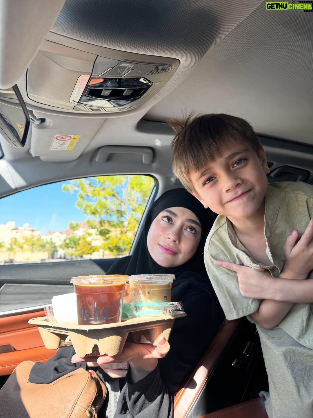 Celine Evangelista - 213.6K Likes - MasyaAllah Alhamdullillah, Di tanah yang suci ini, aku menyaksikan doa paling jujur…

Doa dari anak kecil yang baru mengenal mu Ya Rasullullah ,
Mereka baru belajar berdoa dengan mengangkat tangan nya, baru belajar menyebut nama Allah, 
tanpa tahu dunia, tanpa tahu penilaian manusia.

Ya Allah,
Aku memohon ampun atas dosa & Khilafku. 
Ajari aku terus, bimbing aku terus , Jaga imanku
jaga iman anak-anakku,
tetapkan hati mereka dalam Islam,
jadikan doa-doa kecil mereka saksi
bahwa hidayah-Mu bisa hadir sejak usia kecil.
Jika hari ini mereka masih belajar tertatih berdoa,
maka kelak jadikan mereka anak-anak
yang Engkau banggakan di langit-Mu. 🤲🏼🤍