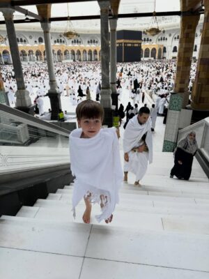 Celine Evangelista Instagram - MasyaAllah Alhamdullillah, Di tanah yang suci ini, aku menyaksikan doa paling jujur…

Doa dari anak kecil yang baru mengenal mu Ya Rasullullah ,
Mereka baru belajar berdoa dengan mengangkat tangan nya, baru belajar menyebut nama Allah, 
tanpa tahu dunia, tanpa tahu penilaian manusia.

Ya Allah,
Aku memohon ampun atas dosa & Khilafku. 
Ajari aku terus, bimbing aku terus , Jaga imanku
jaga iman anak-anakku,
tetapkan hati mereka dalam Islam,
jadikan doa-doa kecil mereka saksi
bahwa hidayah-Mu bisa hadir sejak usia kecil.
Jika hari ini mereka masih belajar tertatih berdoa,
maka kelak jadikan mereka anak-anak
yang Engkau banggakan di langit-Mu. 🤲🏼🤍