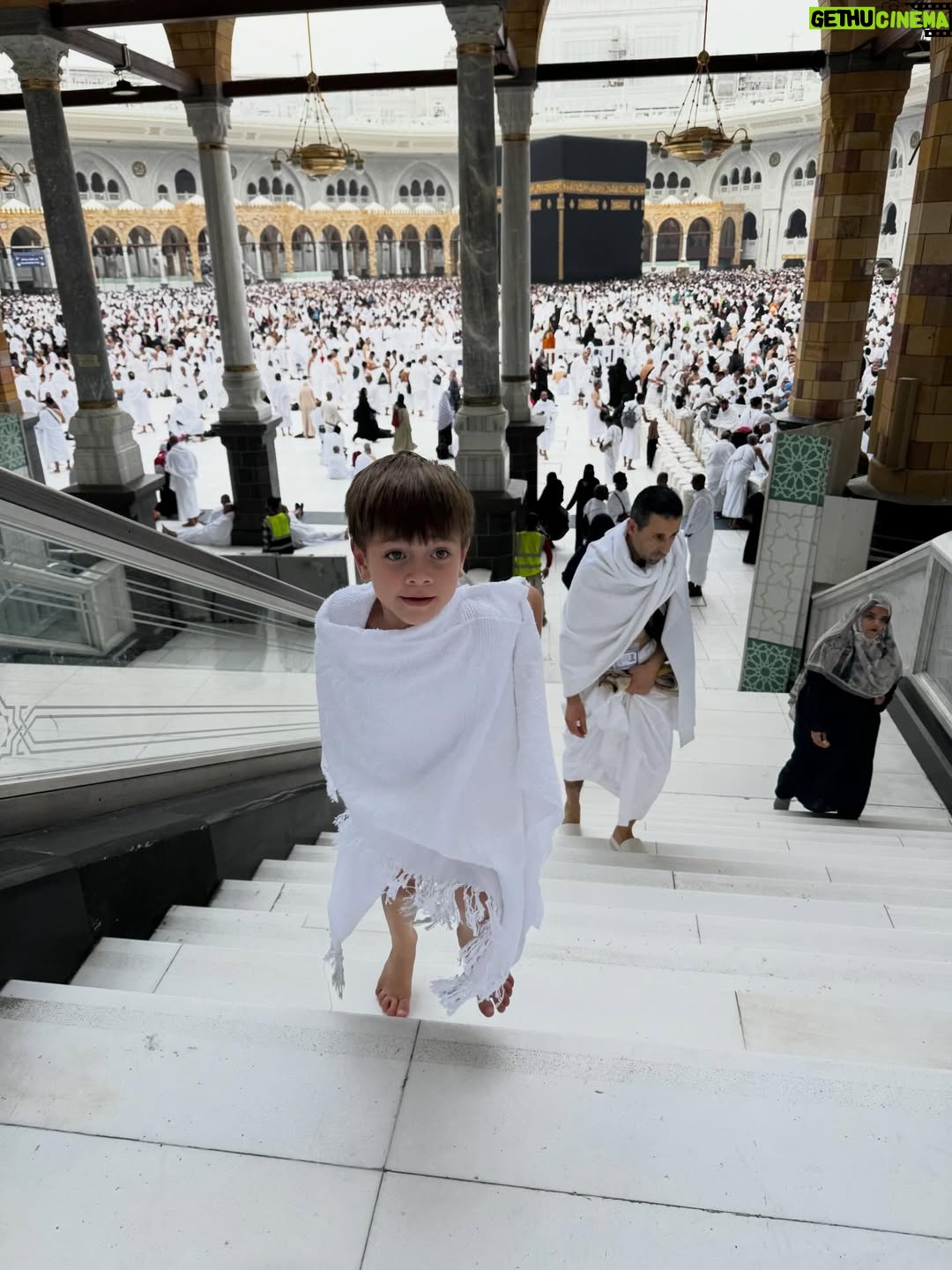 Celine Evangelista - 213.6K Likes - MasyaAllah Alhamdullillah, Di tanah yang suci ini, aku menyaksikan doa paling jujur…

Doa dari anak kecil yang baru mengenal mu Ya Rasullullah ,
Mereka baru belajar berdoa dengan mengangkat tangan nya, baru belajar menyebut nama Allah, 
tanpa tahu dunia, tanpa tahu penilaian manusia.

Ya Allah,
Aku memohon ampun atas dosa & Khilafku. 
Ajari aku terus, bimbing aku terus , Jaga imanku
jaga iman anak-anakku,
tetapkan hati mereka dalam Islam,
jadikan doa-doa kecil mereka saksi
bahwa hidayah-Mu bisa hadir sejak usia kecil.
Jika hari ini mereka masih belajar tertatih berdoa,
maka kelak jadikan mereka anak-anak
yang Engkau banggakan di langit-Mu. 🤲🏼🤍